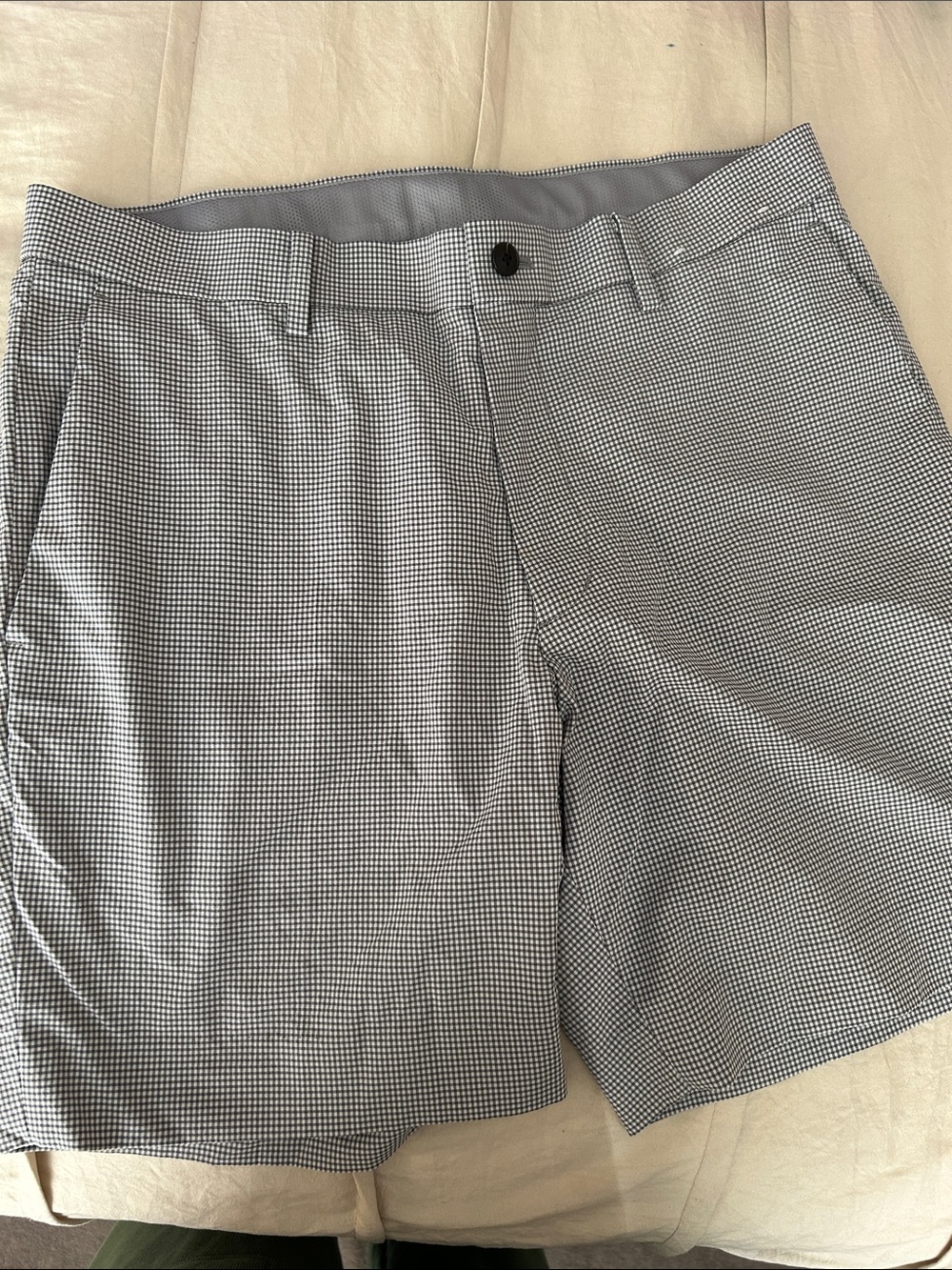 Uniqlo Men's Micro-Check Flat Front Shorts — Black & White, 27-30 inch waist